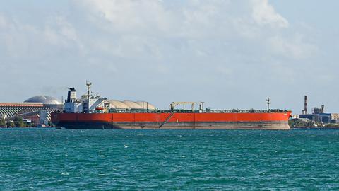 Diese Aufnahme zeigt ein Tankerschiff im Supertankerstützpunkt im Industriegebiet des Hafens von Matanzas, Kuba, am 30. März 2026.