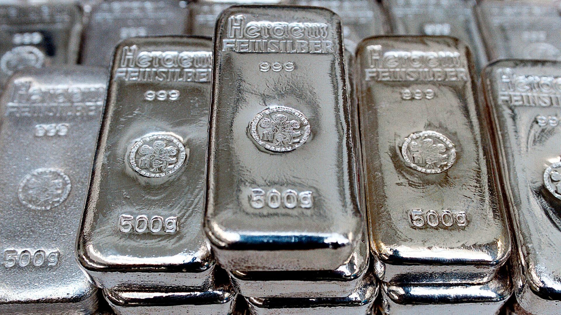 Gestapelte Silberbarren Gestapelte Silberbarren