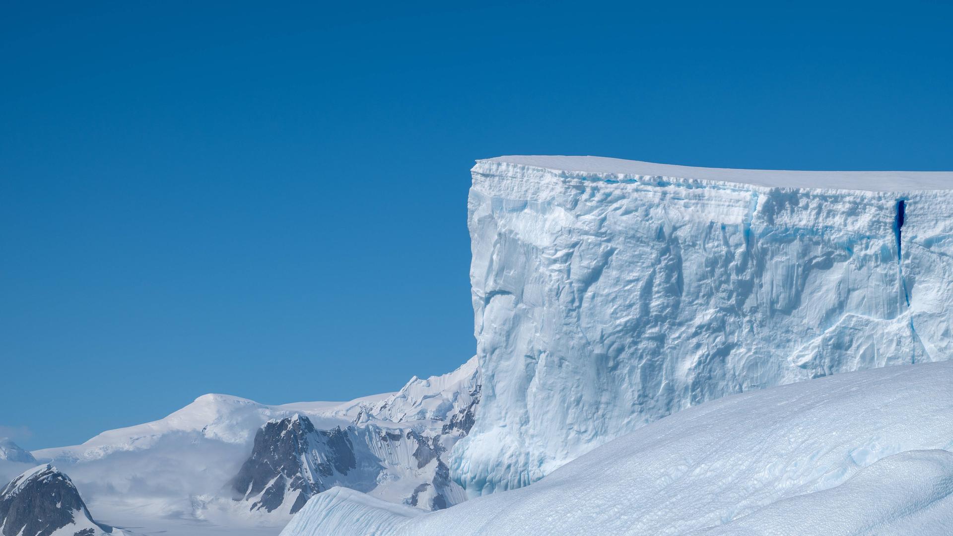Gletscher und Eisberge in der Antarktis.