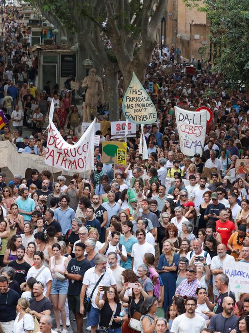 Gegen Massentourismus: Protestierende in Palma de Mallorca Gegen Massentourismus: Protestierende in Palma de Mallorca