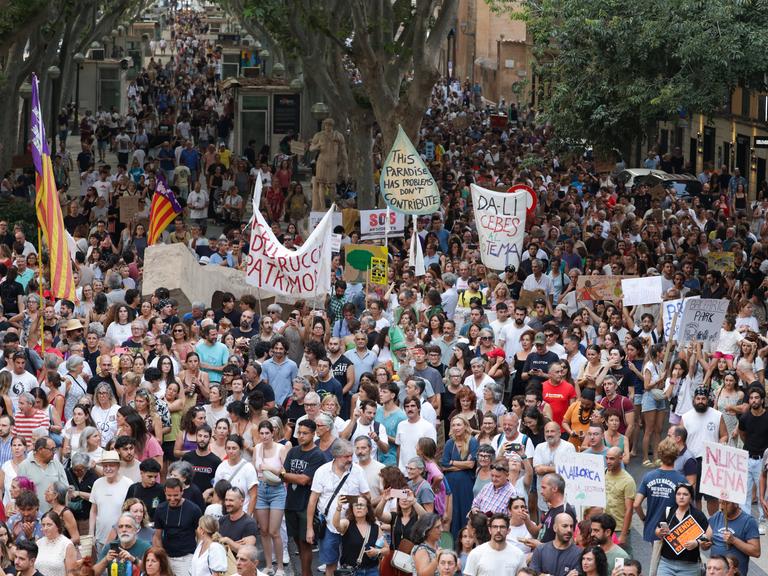 Gegen Massentourismus: Protestierende in Palma de Mallorca Gegen Massentourismus: Protestierende in Palma de Mallorca