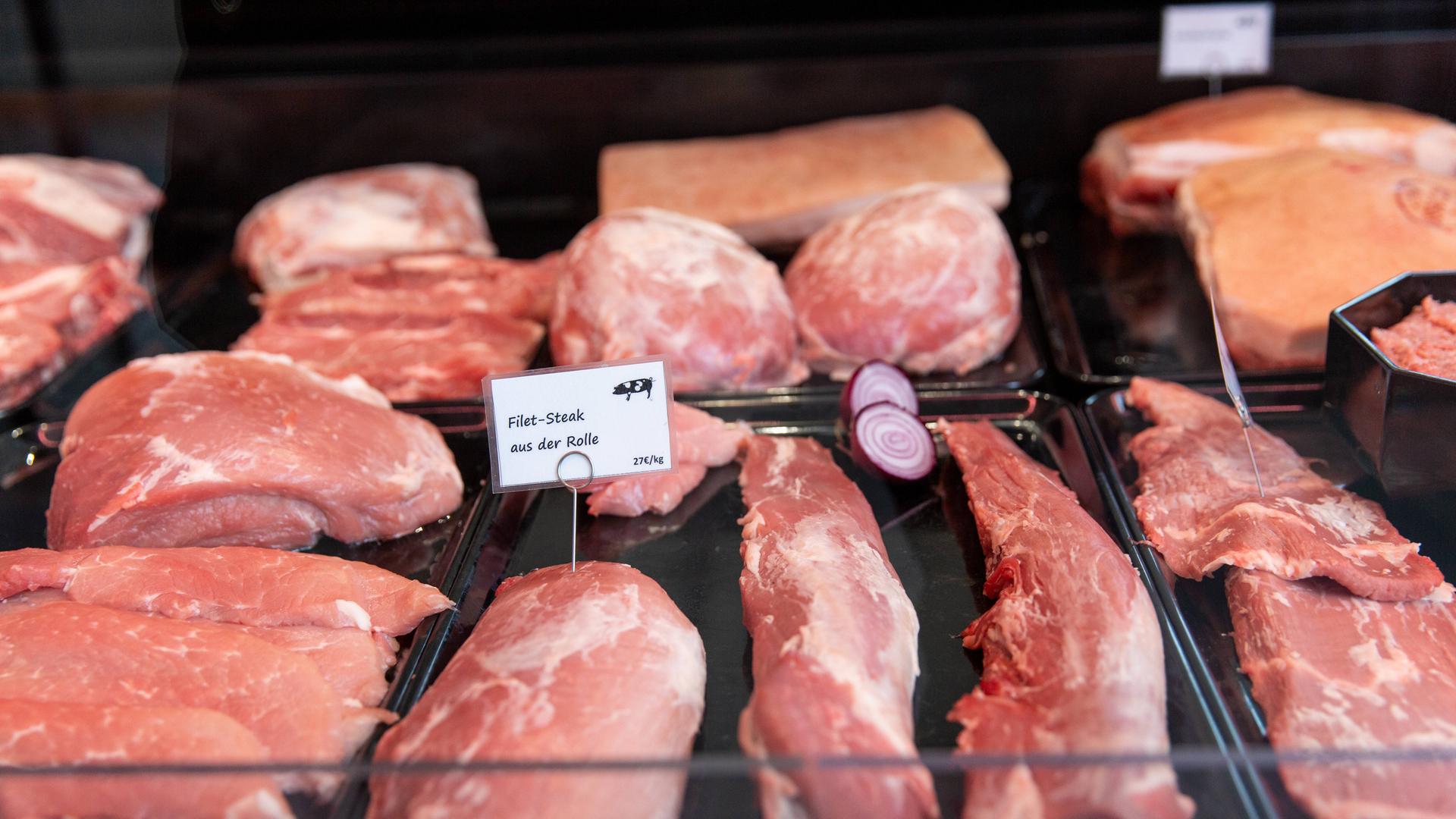 Schweinefilets in der Auslage einer Metzgerei