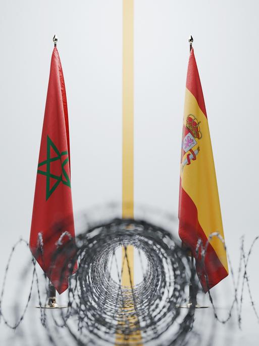 Die Flaggen von Marokko und Spanien, getrennt durch eine gelbe Linie hinter scharf gewundenem Stacheldraht vor weißem Hintergrund.