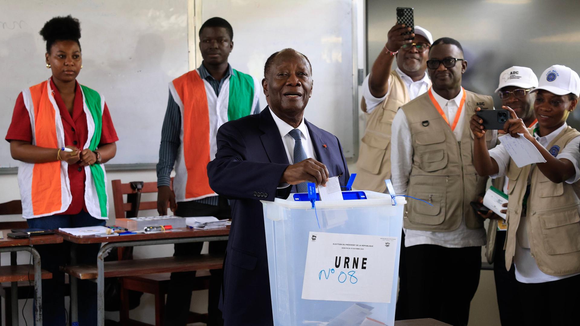 Der amtierende Präsident der Elfenbeinküste, Alassane Ouattara, gibt bei der Präsidentschaftswahl seine Stimme ab