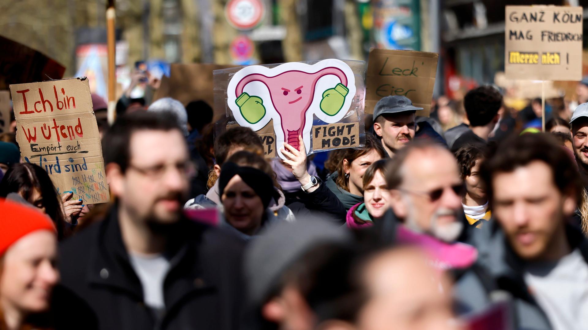 Mehrere Tausend Menschen nehmen an einer Demonstration "Gegen Patriarchale Gewalt" teil