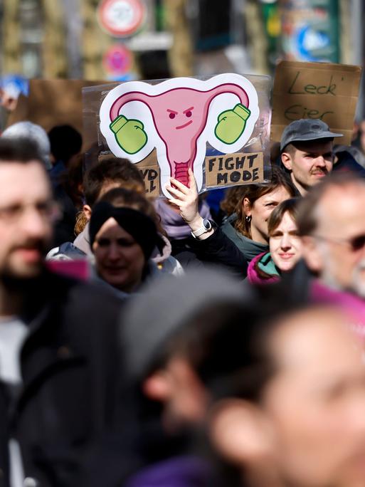 Mehrere Tausend Menschen nehmen an einer Demonstration "Gegen Patriarchale Gewalt" teil