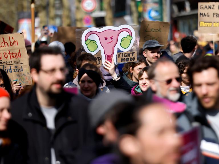 Mehrere Tausend Menschen nehmen an einer Demonstration "Gegen Patriarchale Gewalt" teil