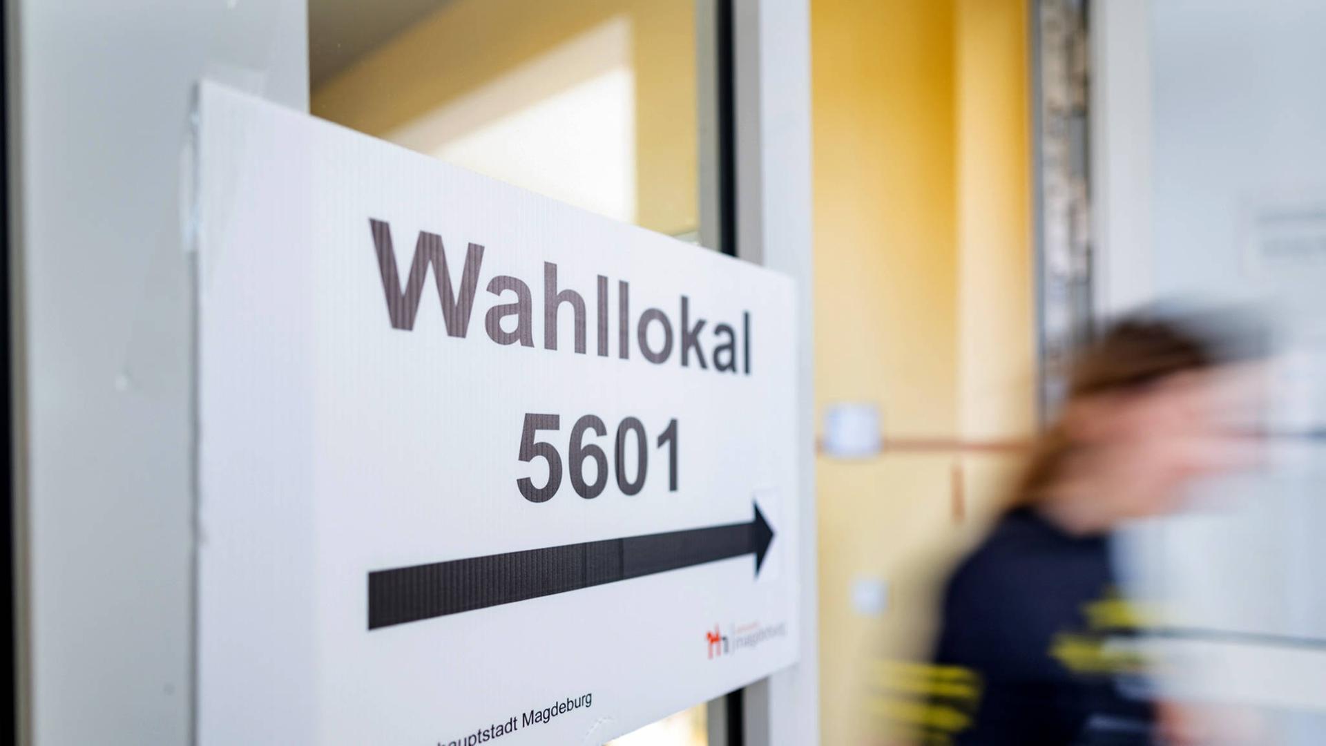 Landtagswahl in Sachsen-Anhalt: Eine Person in einem Wahllokal Landtagswahl in Sachsen-Anhalt: Eine Person in einem Wahllokal