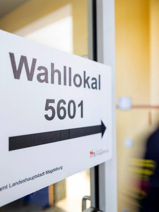 Landtagswahl in Sachsen-Anhalt: Eine Person in einem Wahllokal