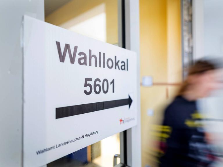 Landtagswahl in Sachsen-Anhalt: Eine Person in einem Wahllokal