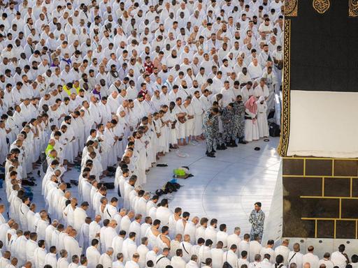 Menschen vor der Kaaba Menschen vor der Kaaba