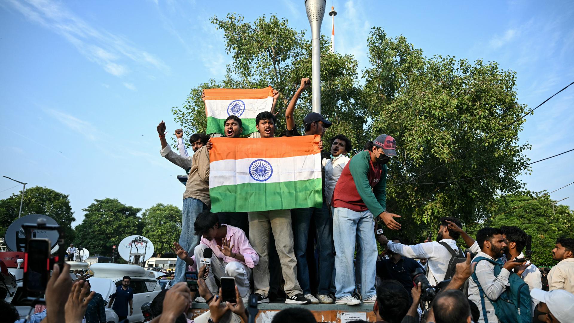 Anhänger der Kakerlaken-Partei protestieren in Neu Delhi, Indien.