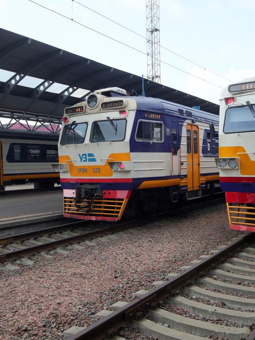 Geparkte Züge des Kyiv City Express in der Ukraine