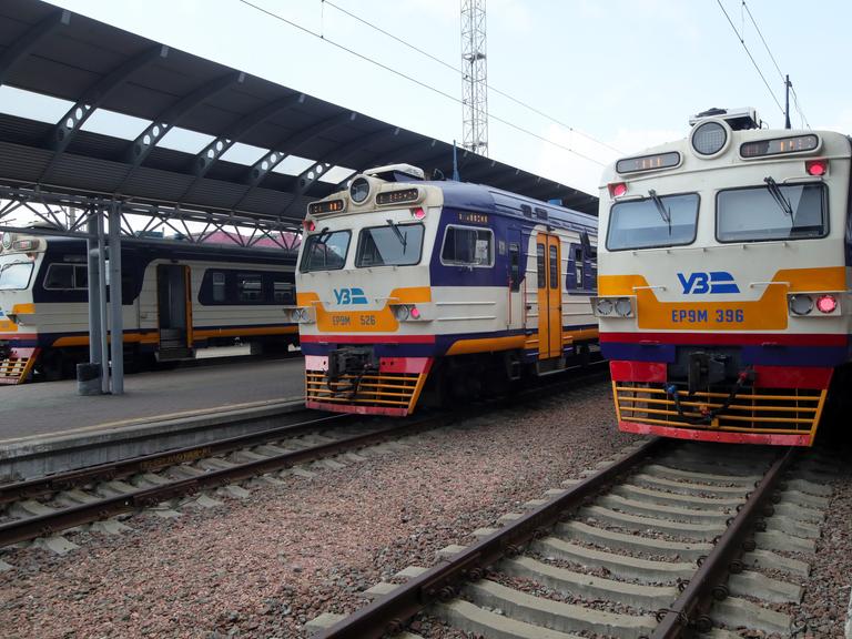 Geparkte Züge des Kyiv City Express in der Ukraine
