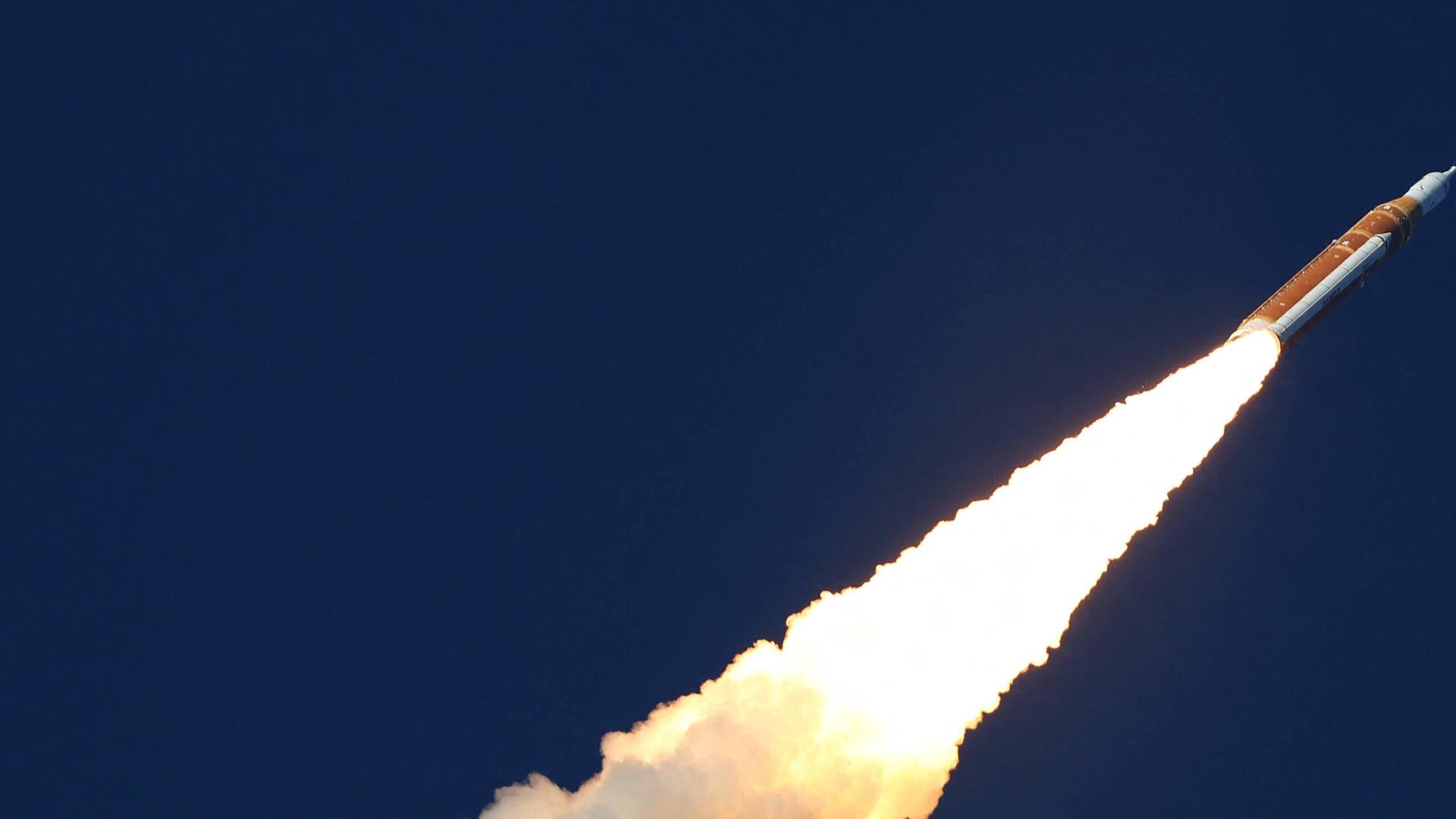 Die SLS-Trägerrakete mit der Orion-Raumkapsel startet zur Artemis-II-Mondmission und zieht einen hellen Schweif hinter sich her