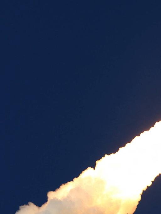 Die SLS-Trägerrakete mit der Orion-Raumkapsel startet zur Artemis-II-Mondmission und zieht einen hellen Schweif hinter sich her