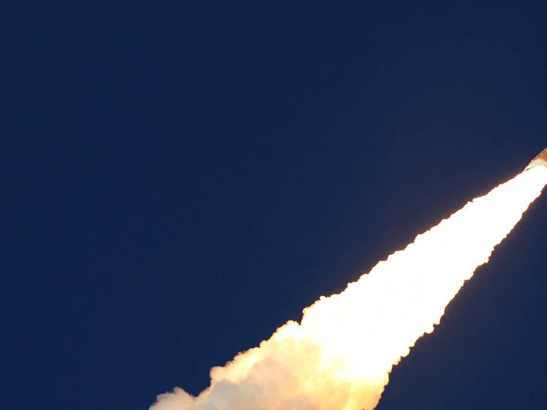 Die SLS-Trägerrakete mit der Orion-Raumkapsel startet zur Artemis-II-Mondmission und zieht einen hellen Schweif hinter sich her