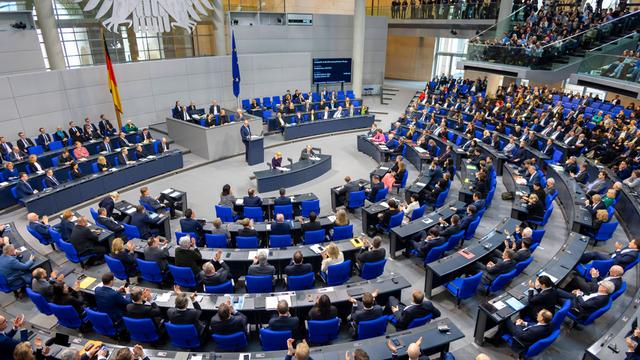 Das Foto zeigt den Bundestag von innen.