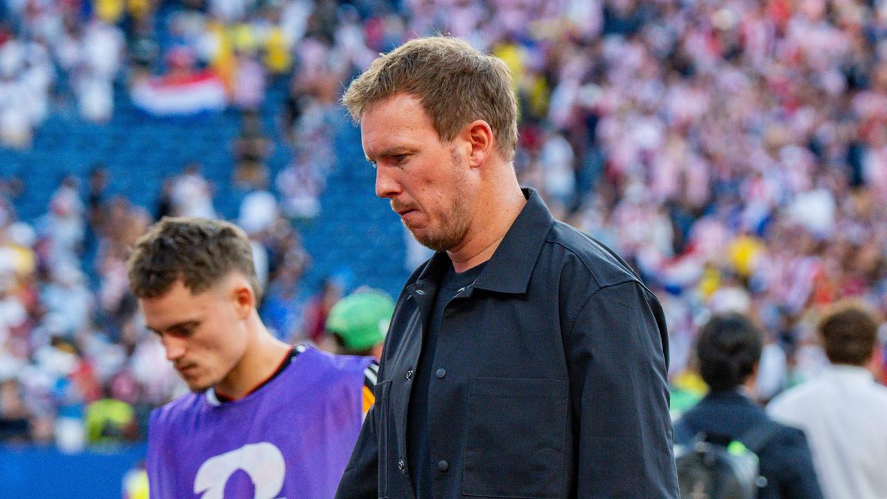 Im Boston Stadium: Deutschland-Trainer Julian Nagelsmann läuft enttäuscht und unzufrieden vom Platz. Florian Wirtz ist im Hintergrund zu sehen, auch er blickt enttäuscht zu Boden.