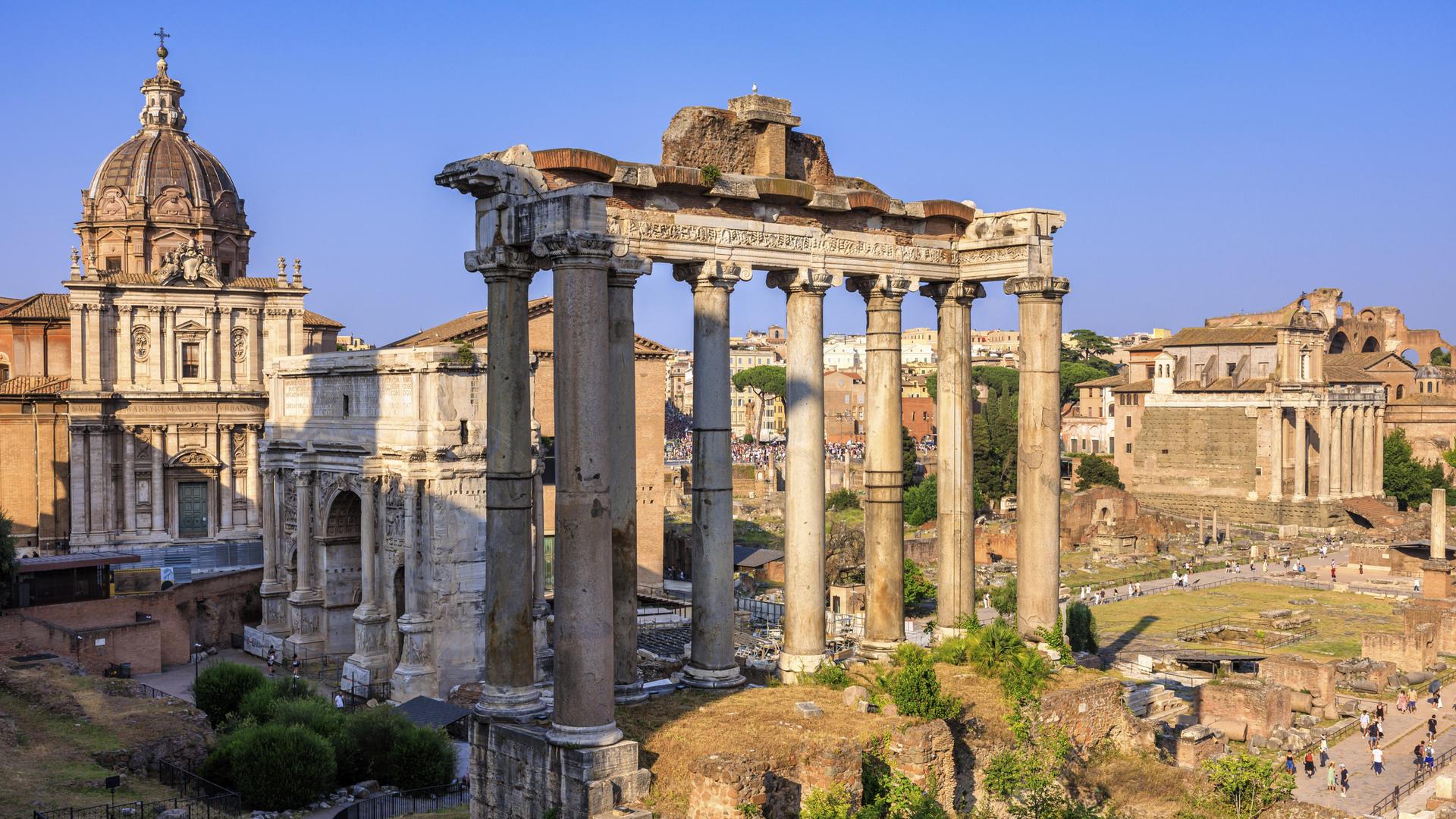 Vespasian und Titustempel, Septimius Severus Bogen, Saturntempel, Forum Romanum, Rom, Italien.