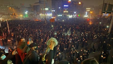 In der iranischen Hauptstadt Teheran kommen viele Dutzende Menschen zusammen und demonstrieren gegen das Regime.
