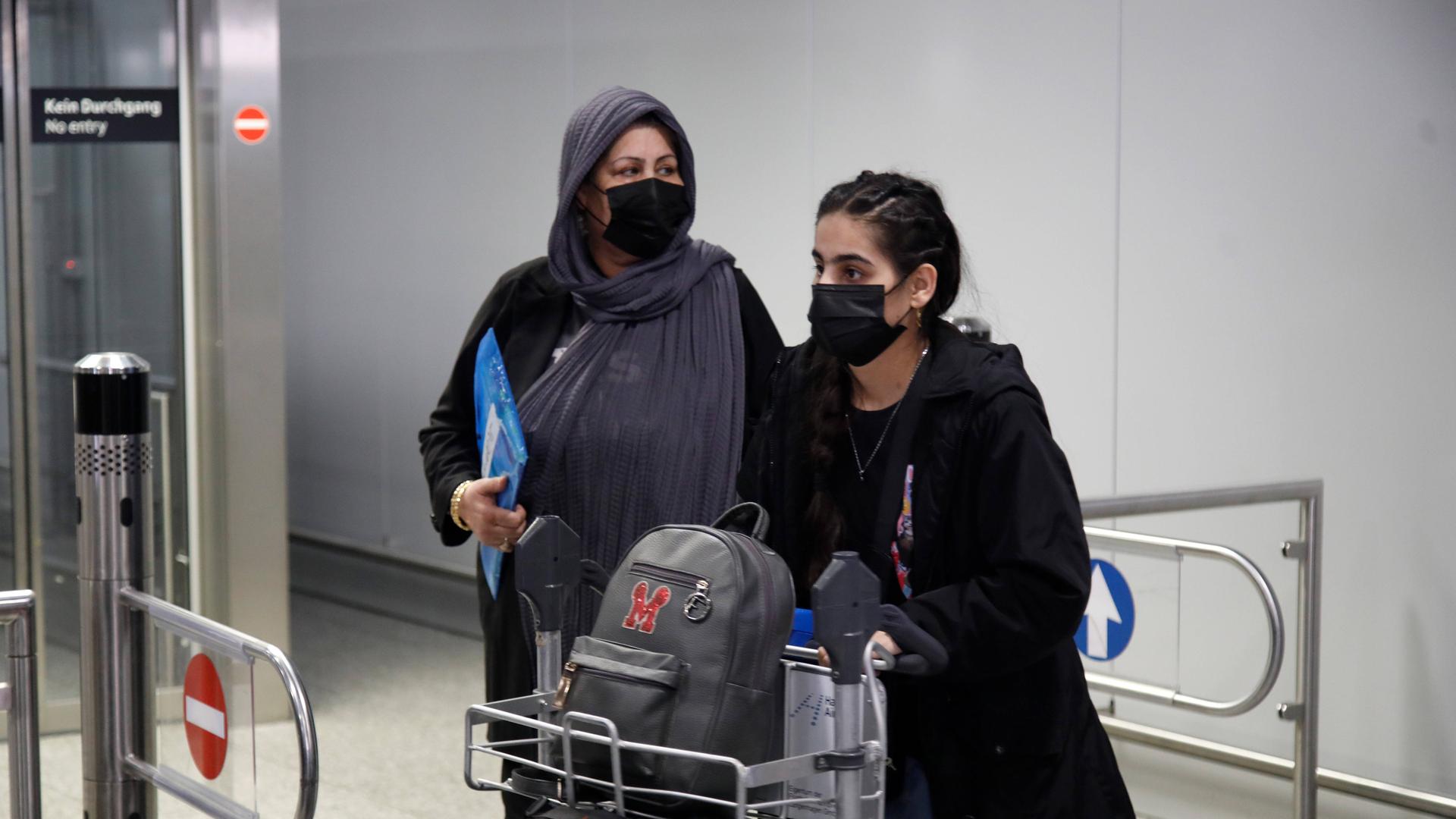 Flugzeug mit 47 Personen aus Afghanistan gelandet Hannover Flugzeug mit 47 Personen aus Afghanistan gelandet Hannover