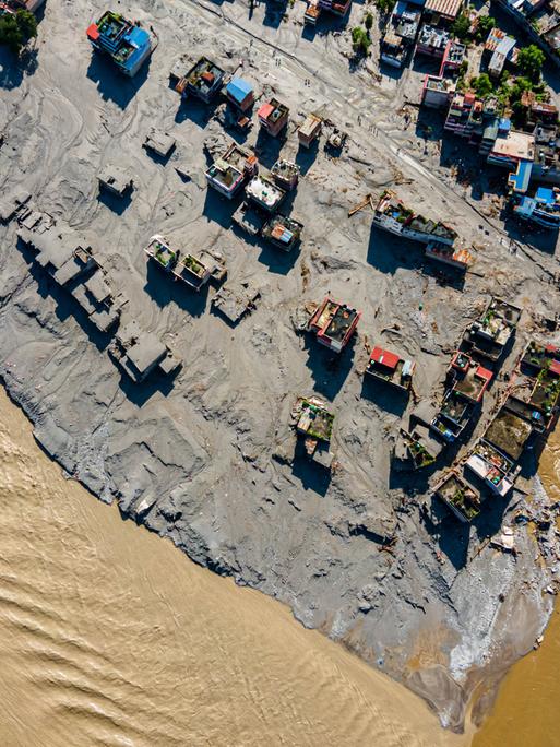 Luftaufnahme: In Nepal ist ein Dorf nach dem Gletscherabbruch und der Sturzflut von Wasser umgeben und von Schlamm überzogen (28.08.2026) Luftaufnahme: In Nepal ist ein Dorf nach dem Gletscherabbruch und der Sturzflut von Wasser umgeben und von Schlamm überzogen (28.08.2026)