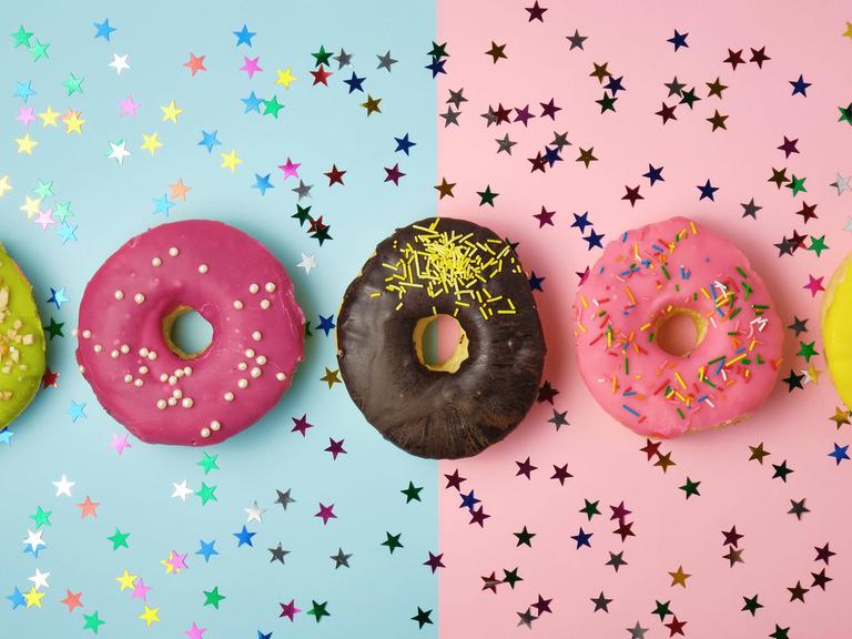 Fünf verschiedene Donuts