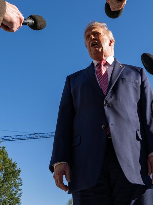Präsident Donald Trump spricht im Weißen Haus mit Medienvertretern, bevor er nach Wichita, Kansas, aufbricht, wo er an einer Wahlkampfveranstaltung teilnehmen wird.