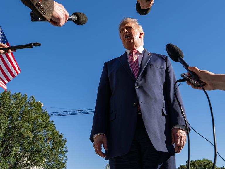 Präsident Donald Trump spricht im Weißen Haus mit Medienvertretern, bevor er nach Wichita, Kansas, aufbricht, wo er an einer Wahlkampfveranstaltung teilnehmen wird.