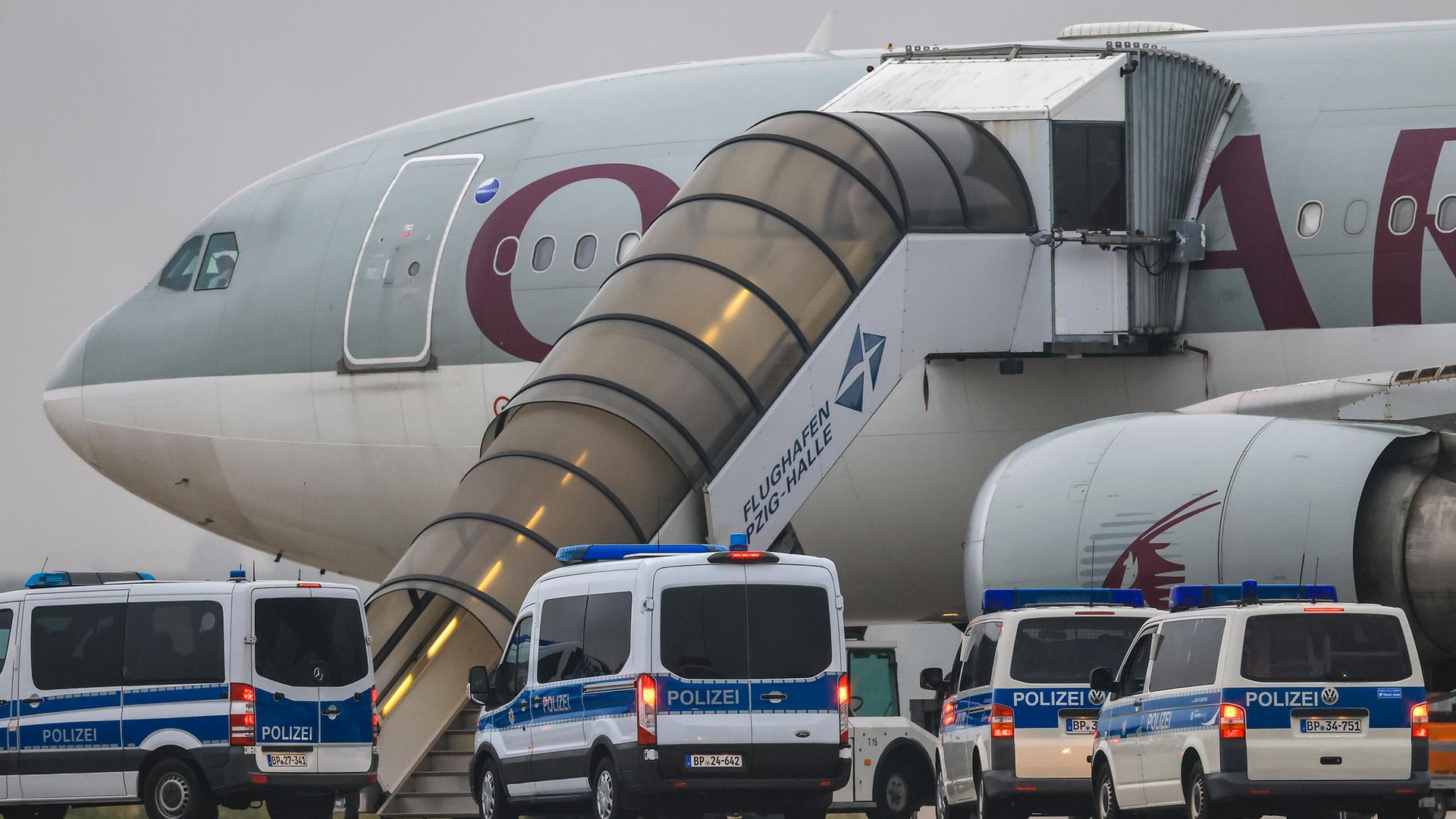 Polizeifahrzeuge stehen vor einem Flugzeug der Qatar Airways auf dem Flughafen Leipzig/Halle (18.07.2025) Polizeifahrzeuge stehen vor einem Flugzeug der Qatar Airways auf dem Flughafen Leipzig/Halle (18.07.2025)