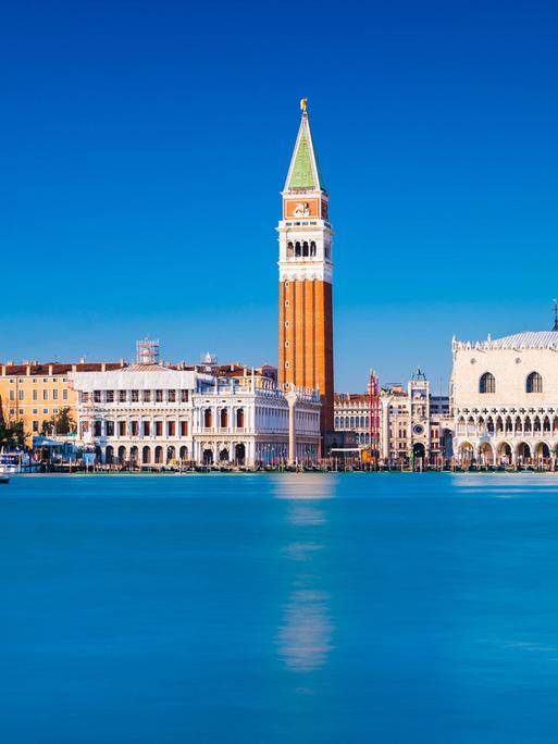 Skyline von Venedig, Italien: Blick auf den San Marco Platz. Stadtbild der beliebtesten Stadt in Norditalien.