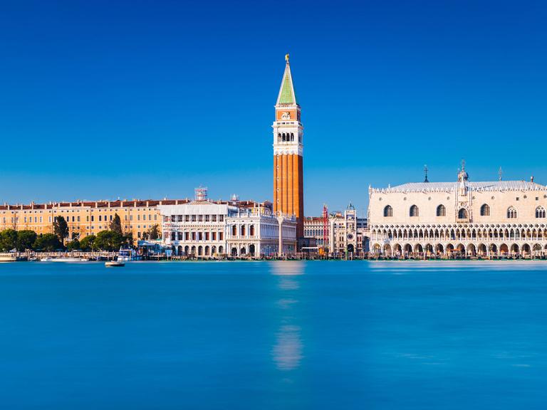 Skyline von Venedig, Italien: Blick auf den San Marco Platz. Stadtbild der beliebtesten Stadt in Norditalien.