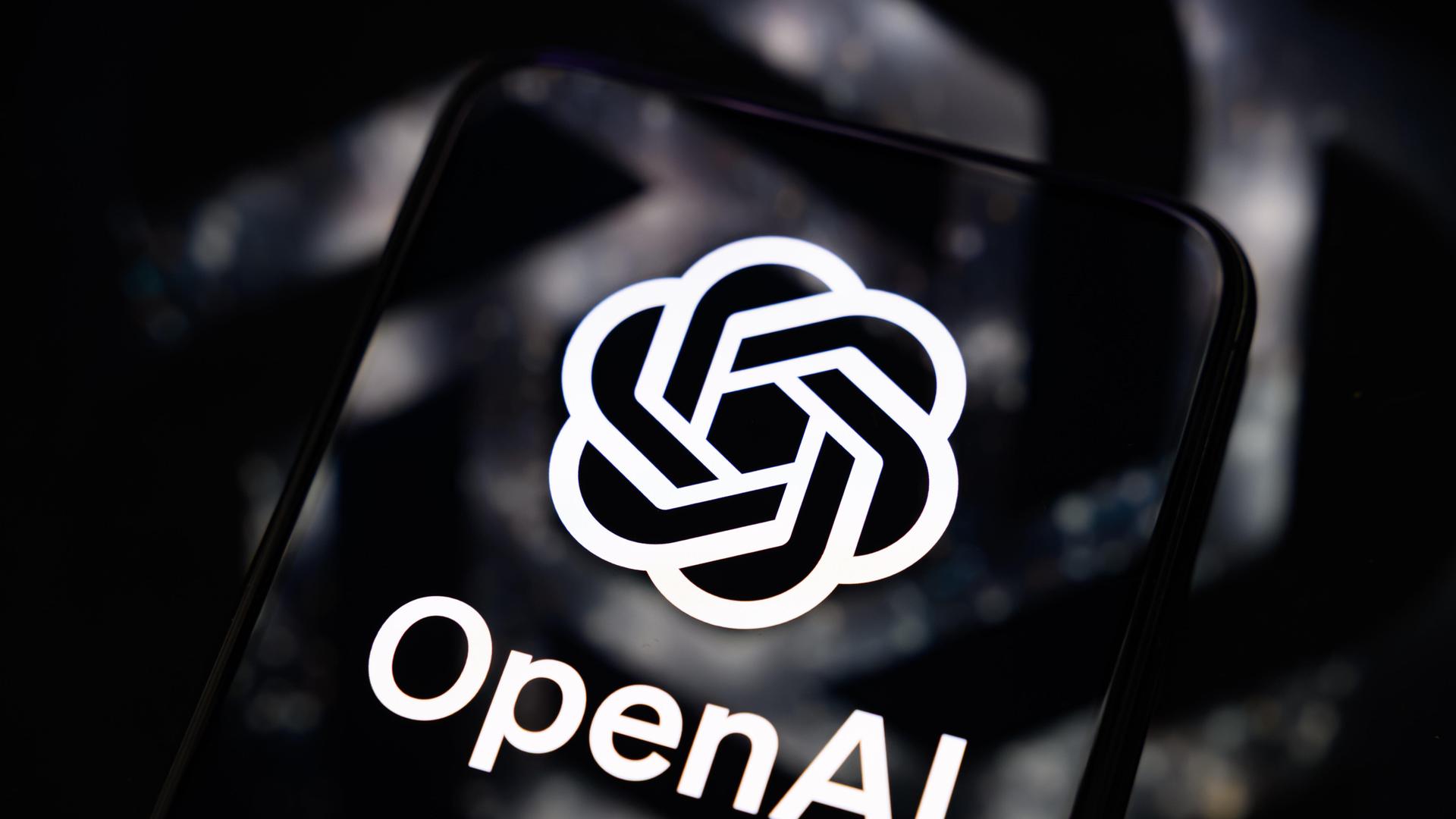 Logo und Schriftzug von OpenAI auf Smartphone
