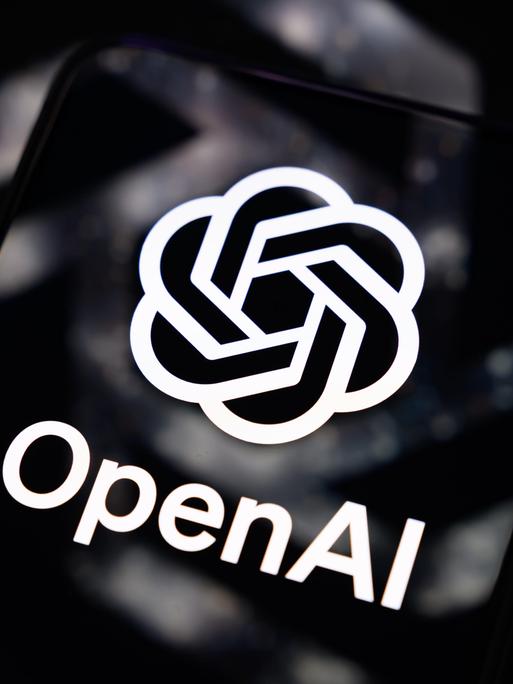 Logo und Schriftzug von OpenAI auf Smartphone Logo und Schriftzug von OpenAI auf Smartphone