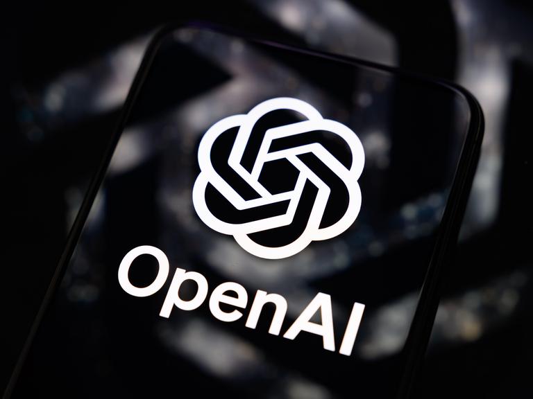 Logo und Schriftzug von OpenAI auf Smartphone Logo und Schriftzug von OpenAI auf Smartphone