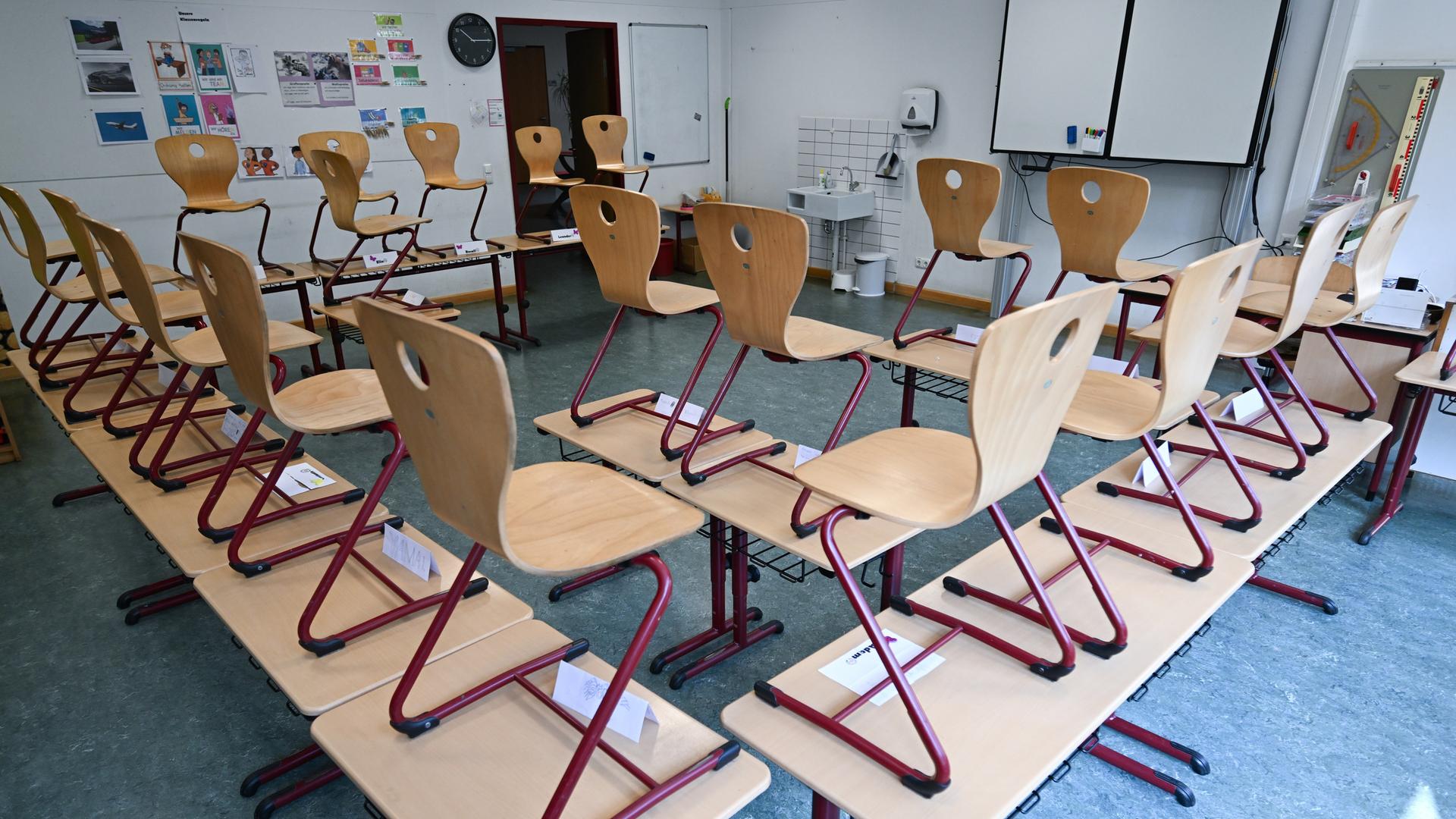 Das Klassenzimmer einer zweiten Klasse. Die Klasse ist nach Unterricht leer, die Stühle stehen auf den Tischen, damit gereinigt werden kann. Das Klassenzimmer einer zweiten Klasse. Die Klasse ist nach Unterricht leer, die Stühle stehen auf den Tischen, damit gereinigt werden kann.