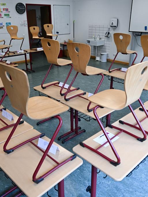 Das Klassenzimmer einer zweiten Klasse. Die Klasse ist nach Unterricht leer, die Stühle stehen auf den Tischen, damit gereinigt werden kann.