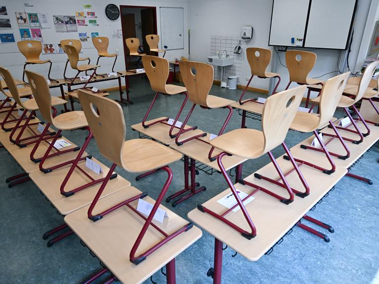 Das Klassenzimmer einer zweiten Klasse. Die Klasse ist nach Unterricht leer, die Stühle stehen auf den Tischen, damit gereinigt werden kann.