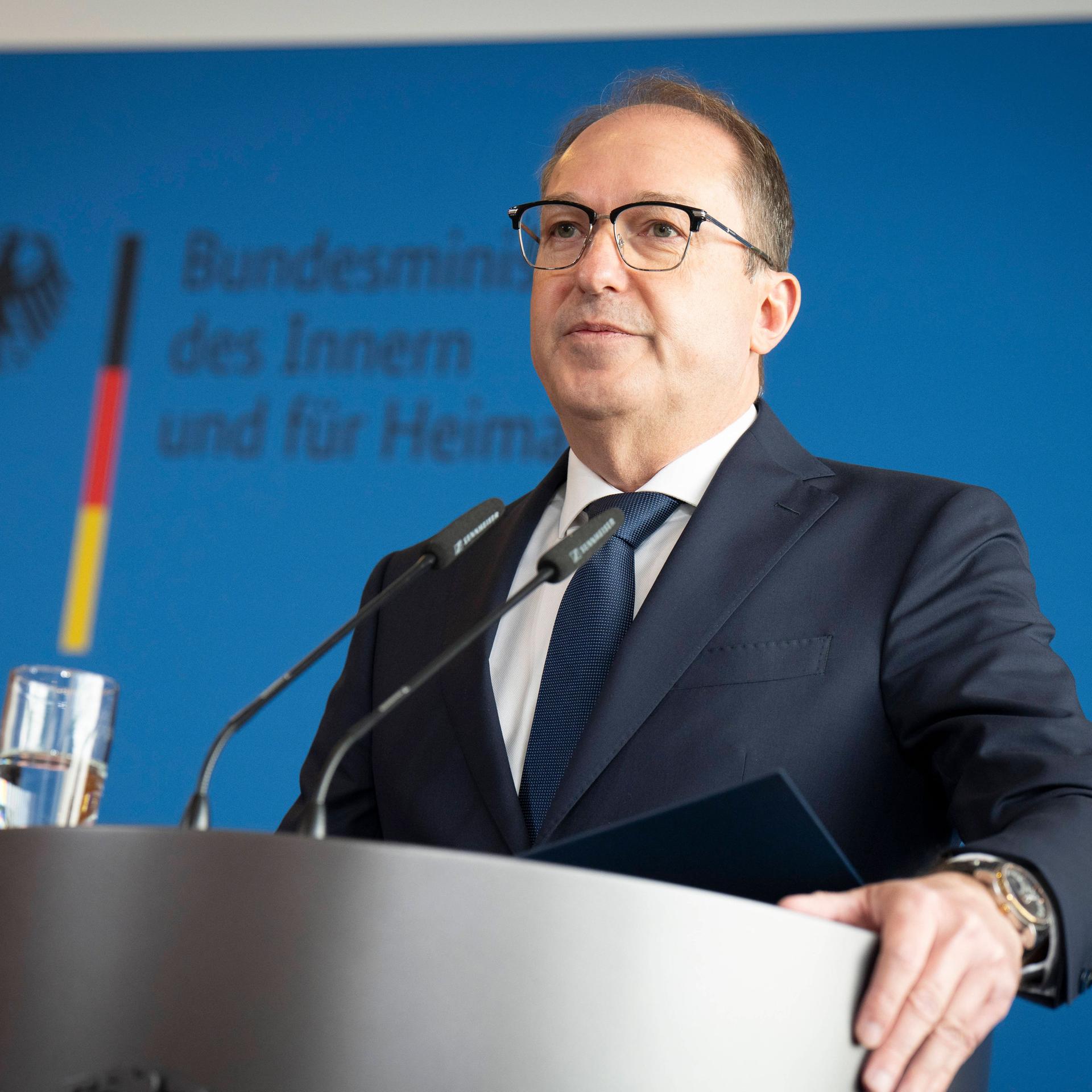 Bundesinnenminister Alexander Dobrindt bei einer Pressekonferenz zum Verbot der Vereinigung "Königreich Deutschland"