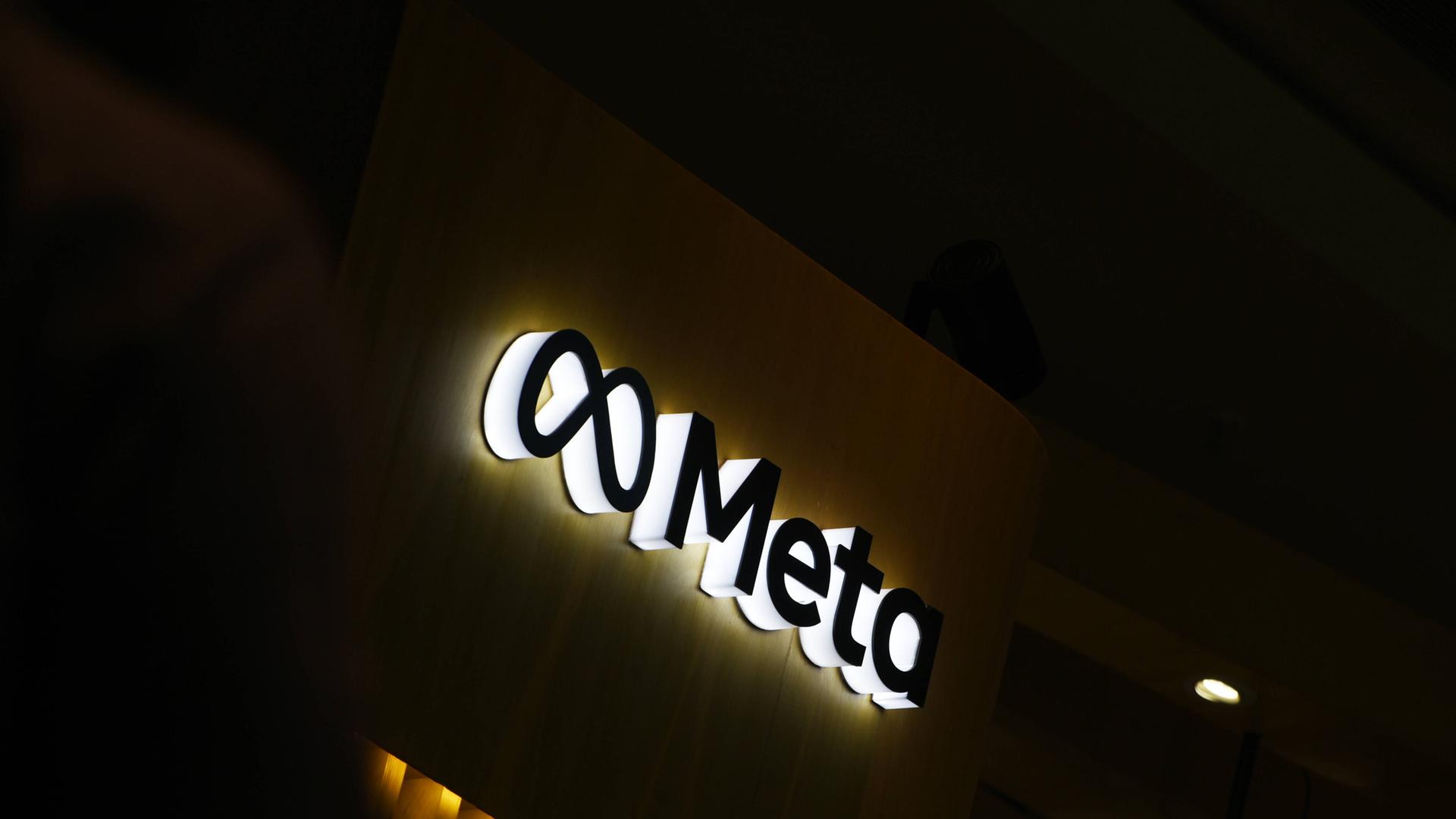 Meta-Logo auf einem Gebäude bei Nacht