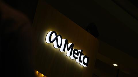 Das Meta-Logo auf einem Gebäude bei Nacht