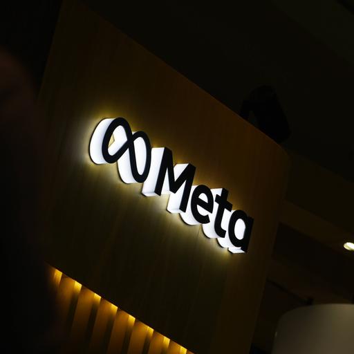 Meta-Logo auf einem Gebäude bei Nacht