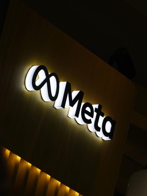 Meta-Logo auf einem Gebäude bei Nacht