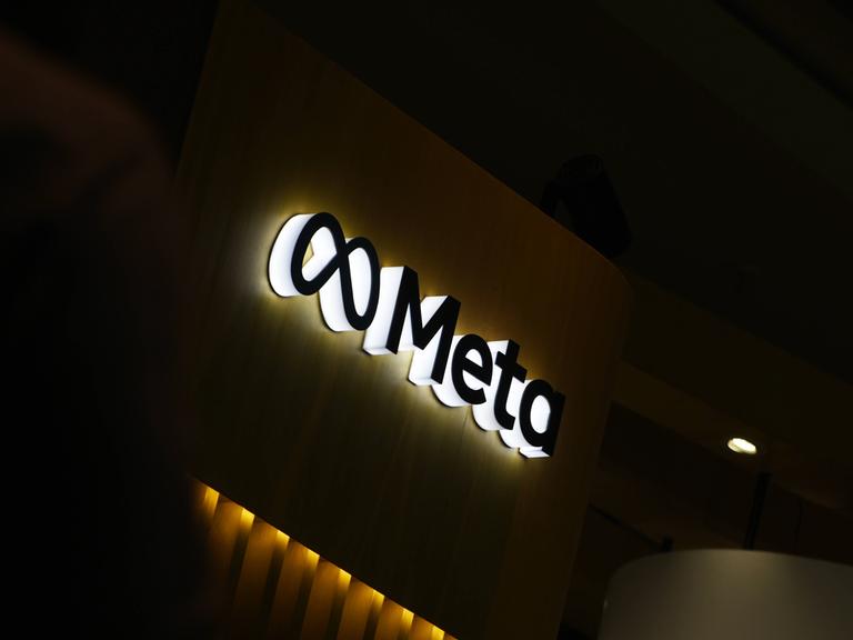 Meta-Logo auf einem Gebäude bei Nacht