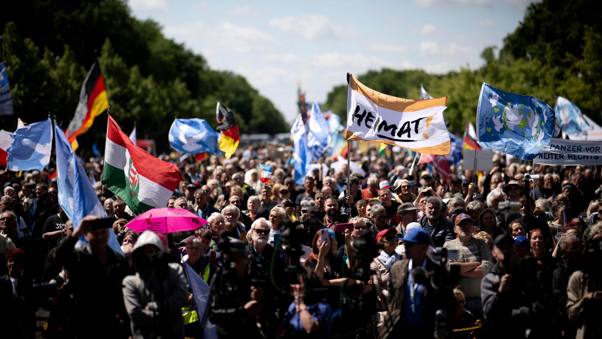 Demonstranten mit Fahne der Partei Die Heimat ehemals NPD bei der Kundgebung und Demonstration von der rechtsextrem eingestuften Partei Alternative für Deutschland AfD von der Querdenker Bewegung sowie den Partei Die Basis Demonstranten mit Fahne der Partei Die Heimat ehemals NPD bei der Kundgebung und Demonstration von der rechtsextrem eingestuften Partei Alternative für Deutschland AfD von der Querdenker Bewegung sowie den Partei Die Basis