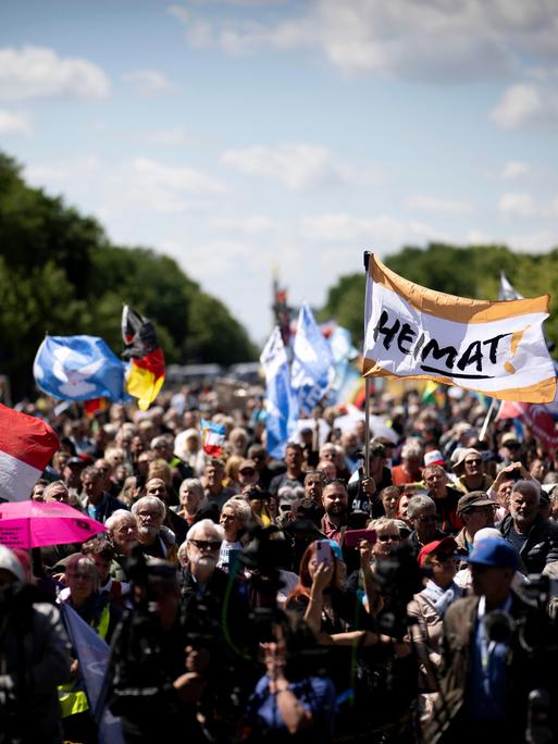Demonstranten mit Fahne der Partei Die Heimat ehemals NPD bei der Kundgebung und Demonstration von der rechtsextrem eingestuften Partei Alternative für Deutschland AfD von der Querdenker Bewegung sowie den Partei Die Basis