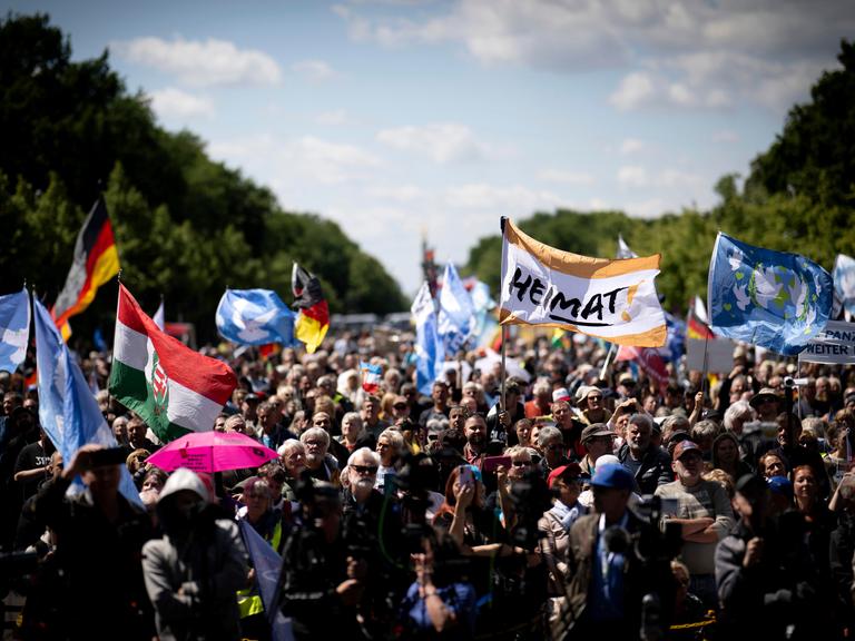 Demonstranten mit Fahne der Partei Die Heimat ehemals NPD bei der Kundgebung und Demonstration von der rechtsextrem eingestuften Partei Alternative für Deutschland AfD von der Querdenker Bewegung sowie den Partei Die Basis