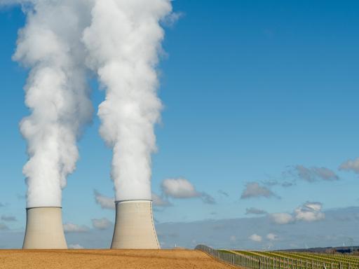 Rauch steigt aus dem französischen Kernkraftwerks Nogent-sur-Seine