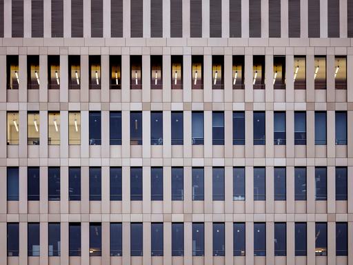 Blick von außen auf das Gebäude des Bundesnachrichtendienstes in Berlin. Mehrere Fensterreihen, in wenigen Fenstern brennt Licht. Es ist tags.